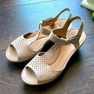 Clarks sandal size 8